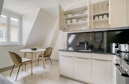 District 2 Appartement | Stellar Enge 2BR w/ Private W/D & Storage, nr Groceries, by Blueground