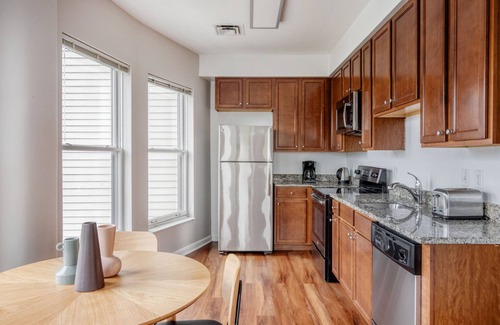 North Bethesda Appartement | Stellar North Bethesda 2BR w/ Terrace & Pools, nr Shops, by Blueground