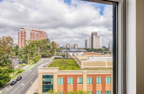 North Bethesda Appartement | Stellar North Bethesda 2BR w/ Terrace & Pools, nr Shops, by Blueground
