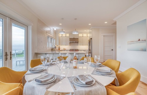 Lincoln City Maison | Stellar Ocean and Bay Views, Chef’s Kitchen, Hot Tub and 4 Luxurious Bedrooms!