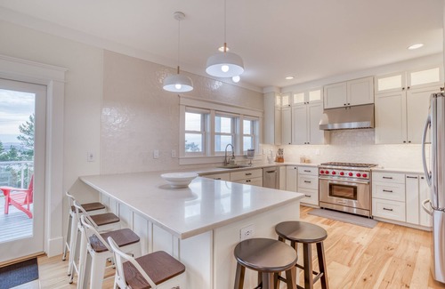 Lincoln City Maison | Stellar Ocean and Bay Views, Chef’s Kitchen, Hot Tub and 4 Luxurious Bedrooms!