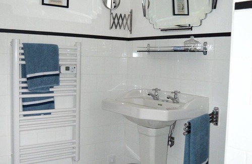 Saint-Clair-sur-l'Elle Lit Et Petit-Déjeuner | Step back in time at our 1930s/40s decorated 18th Century home