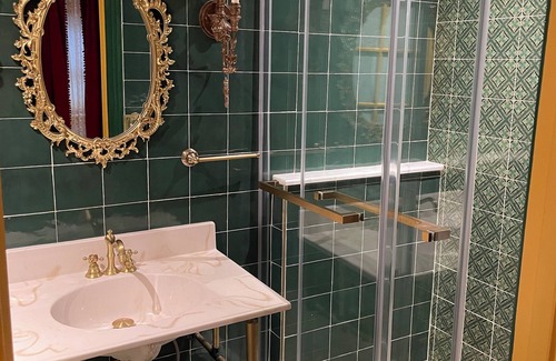 Reading Appartement | Step back in time and experience the elegance of Victorian era.