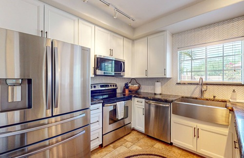 Pinnacle Peak Villas Maison | Step-free, dog-friendly home with pool, hot tub & grill