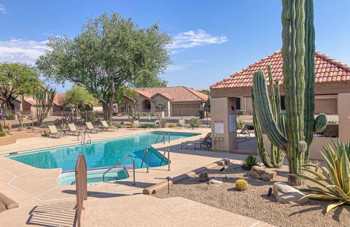 Pinnacle Peak Villas Maison | Step-free, dog-friendly home with pool, hot tub & grill