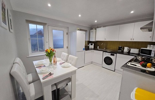 Port Talbot Maison | Step-free retreat by the sea with garden & parking