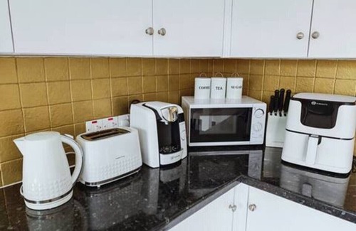 Port Talbot Maison | Step-free retreat by the sea with garden & parking