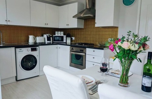 Port Talbot Maison | Step-free retreat by the sea with garden & parking