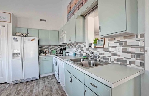 Clearwater Maison | Step into the beautiful "Easton Shore" home in the Clearwater community! WIFI, Community Pool, Tennis, Beach town, and more!