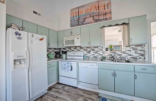 Clearwater Maison | Step into the beautiful "Easton Shore" home in the Clearwater community! WIFI, Community Pool, Tennis, Beach town, and more!