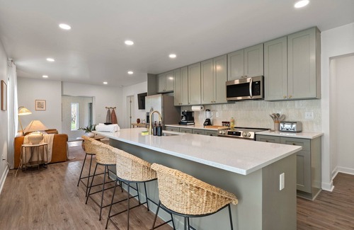Clintonville Appartement | Step into The Rose, this idyllic Clintonville remodel. Top Neighborhood of 2023.