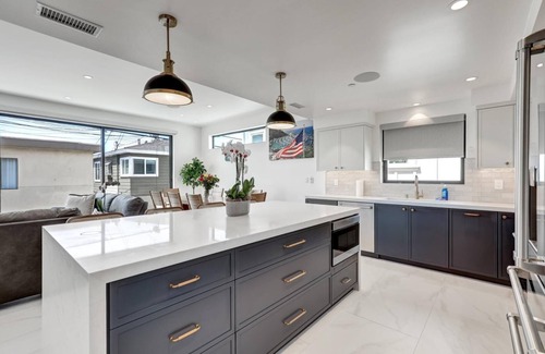 Balboa Peninsula Maison | Steps 2 Beach and Bay, Roof Top Jacuzzi, Elevator, EV charger, Garage, Brand New
