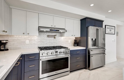 Balboa Peninsula Maison | Steps 2 Beach and Bay, Roof Top Jacuzzi, Elevator, EV charger, Garage, Brand New
