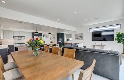 Balboa Peninsula Maison | Steps 2 Beach and Bay, Roof Top Jacuzzi, Elevator, EV charger, Garage, Brand New