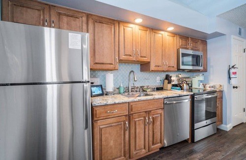 Southend Copropriété | Steps 2 beach! Ocean view+ Pool+ Parking+ Families