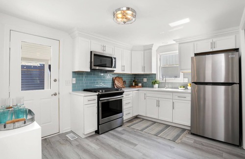 Fairfield Maison | Steps away from the beach -updated 4bd/2 bath beach house with guest house