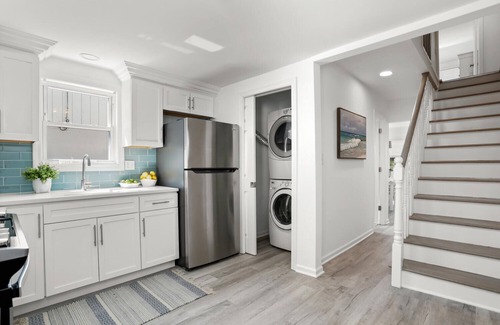 Fairfield Maison | Steps away from the beach -updated 4bd/2 bath beach house with guest house