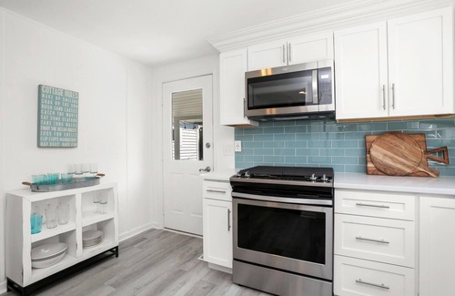 Fairfield Maison | Steps away from the beach -updated 4bd/2 bath beach house with guest house