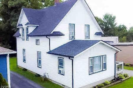 Valparaiso Maison | Steps from Journeyman in Downtown Valparaiso