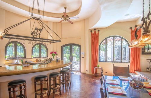 Jaco Villa | 6BR / 5 sur mesure. 5BA Villa Pool and Daily Maid Service, à 200m de la plage