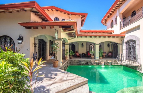 Jaco Villa | 6BR / 5 sur mesure. 5BA Villa Pool and Daily Maid Service, à 200m de la plage