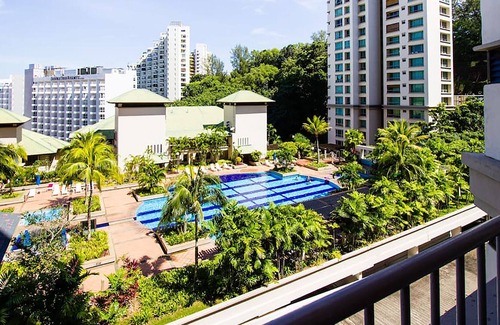 Tanjung Bungah Copropriété | Étapes de la plage. Joliment rénové avec une immense piscine