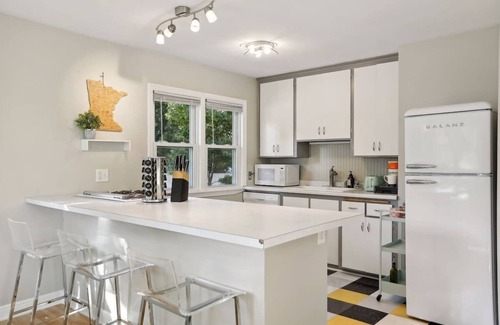 St. Anthony West Maison | Steps to downtown/ close to the River/ comfy beds