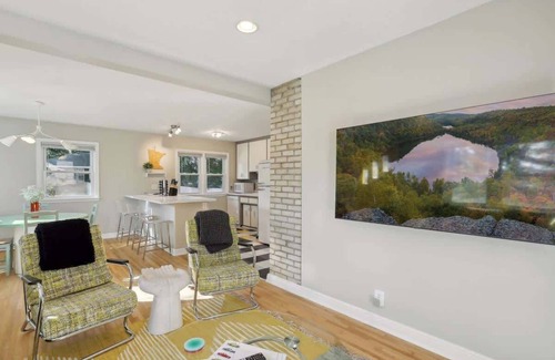 St. Anthony West Maison | Steps to downtown/ close to the River/ comfy beds