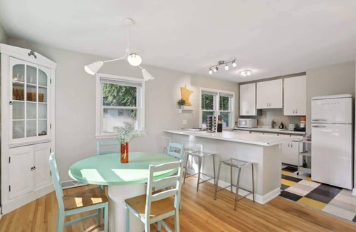 St. Anthony West Maison | Steps to downtown/ close to the River/ comfy beds