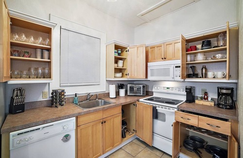Eustis Appartement | Your Upstairs Fully Loaded Downtown Getaway Awaits
