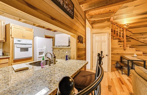 Waverly Cabine | 2 Mi to Kentucky Lake: Cozy Cabin w/ Deck!