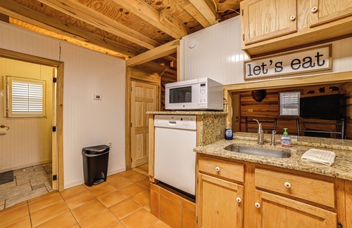 Waverly Cabine | 2 Mi to Kentucky Lake: Cozy Cabin w/ Deck!