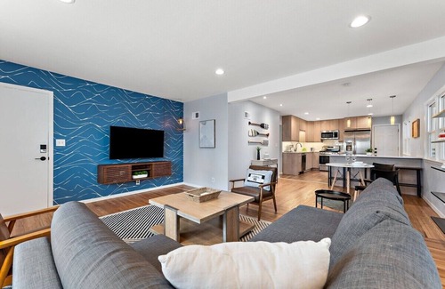Ecco Maison | Steps To Lake|Garage Parking|Fire Table|Deck|Bikes