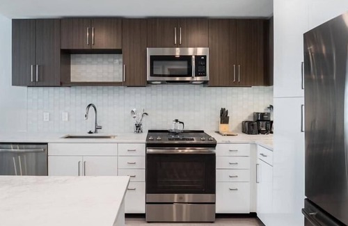 Woodmont Triangle Appartement | Steps to Metro | Full Kitchen + W/D | Near Chevy Chase| by GLS