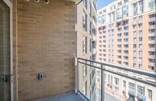 Woodmont Triangle Appartement | Steps to Metro | Full Kitchen + W/D | Near Chevy Chase| by GLS