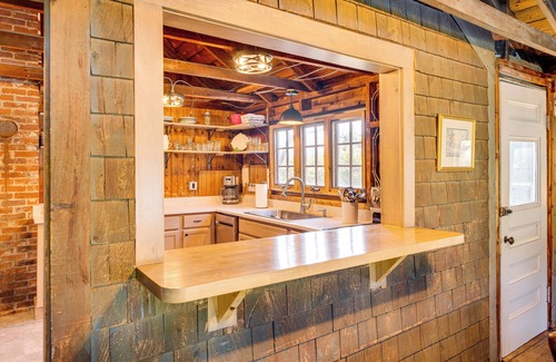 Byfield Cottage | Steps to North Hampton Beach: Cottage w/ Deck!