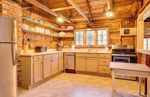 Byfield Cottage | Steps to North Hampton Beach: Cottage w/ Deck!
