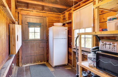 Byfield Cottage | Steps to North Hampton Beach: Cottage w/ Deck!