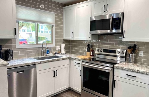 South Scottsdale Maison | Steps to OldTown! Cute 2bdrm w/Private Patio, Pool, Covered Parking. DogOk!