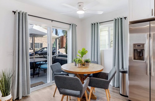 West Newport Maison | Steps to Sand! 2 Homes in 1 – Sleeps 19, Outdoor Space, Walk to Shops & Dining