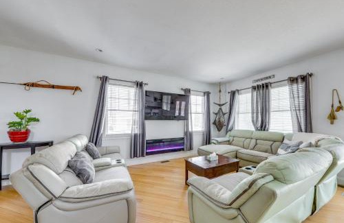 York Beach Maison | Steps to Short Sand Beach Retreat with Game Room!