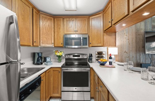 Snowmass Village Copropriété | Steps To Snowmass Base Village! Hot Tub, & Mountain Access! Patio W/Grill, Covered Parking, Wood FP