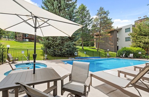 Snowmass Village Copropriété | Steps To Snowmass Base Village! Hot Tub, & Mountain Access! Patio W/Grill, Covered Parking, Wood FP