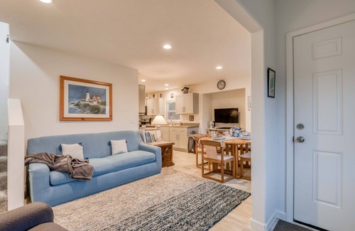 Nelscott Maison | Steps to the beach, ocean view, deck, BBQ, pet friendly with a fenced in yard
