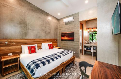 Playa Grande Maison | Steps to the Main Surf Break - 6 Bedroom Villa