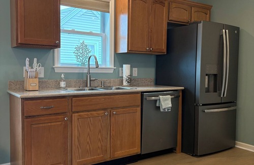 Eastward Look Maison | Steps to the Sand! Scarborough Beach Retreat 4bd/3ba with A/C - Newly Renovated!