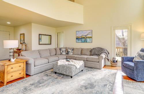 Mountain View Maison | Steps to White River Mountain View Home with Deck!