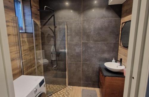 Motala Appartement | Stilren svit lägenhet med trädäck och laddstation