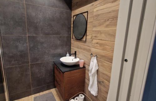 Motala Appartement | Stilren svit lägenhet med trädäck och laddstation