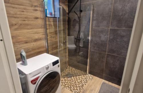 Motala Appartement | Stilren svit lägenhet med trädäck och laddstation